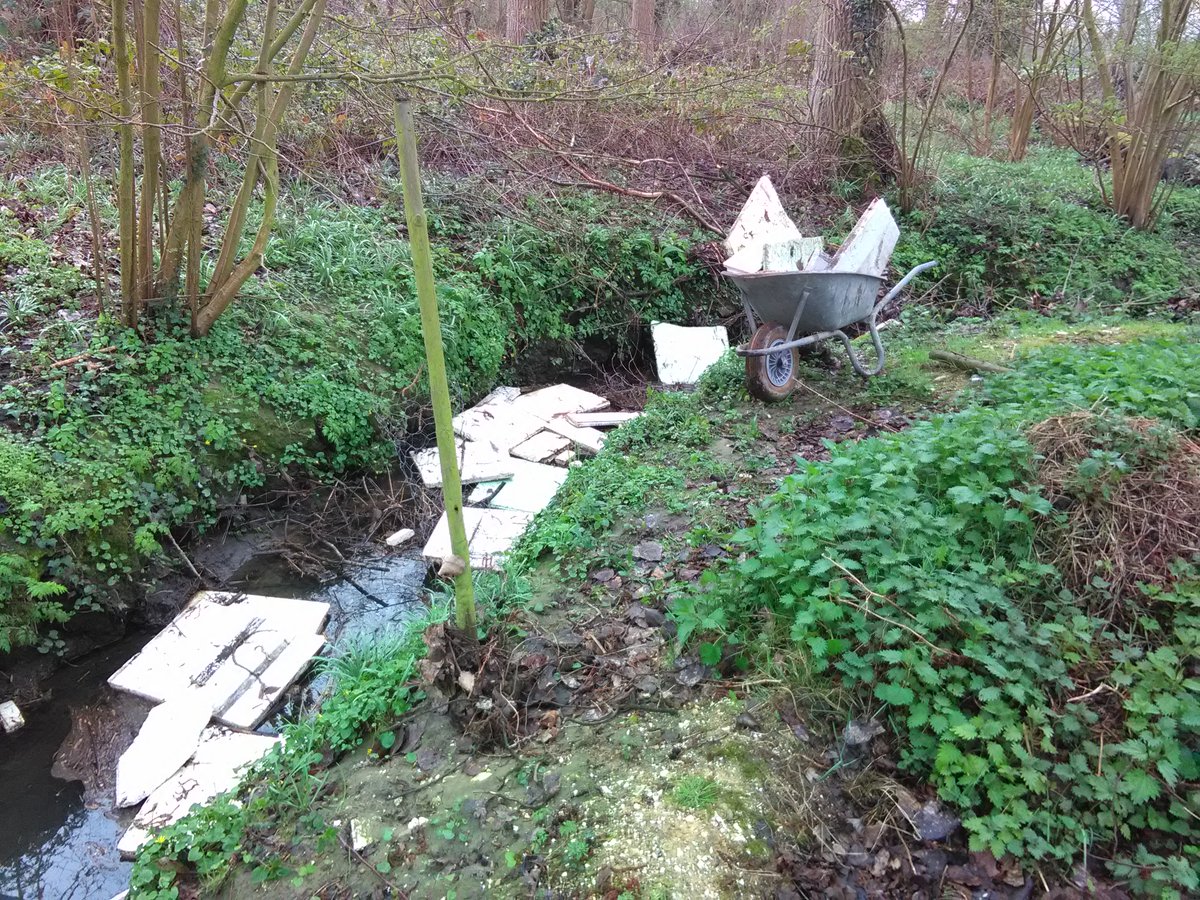 Waterlopen's tweet photo. Wie "vergat" zijn isolatieplaten in de Babbelse Beek in #Duffel? Je mag ze komen ophalen. We vragen maar een klein "vindersloon" ๐คจ Merk je zelf zoiets op? Laat het ons weten op https://t.co/bHof9PUZ8K #houhetproper #indevuilbak #sluikstort #afvanafval https://t.co/zMi1fdGgbV