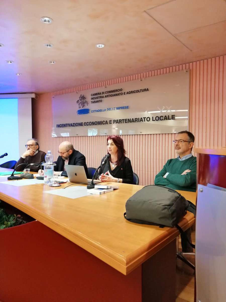 FLCTaranto's tweet photo. @AngelaDragone1 introduce i lavori del seminario sul #burnout con il dott. Lodolo D'Oria #flctaranto @cgilnazionale @cgiltaranto @FLCCGIL https://t.co/Qy0r16GjpY