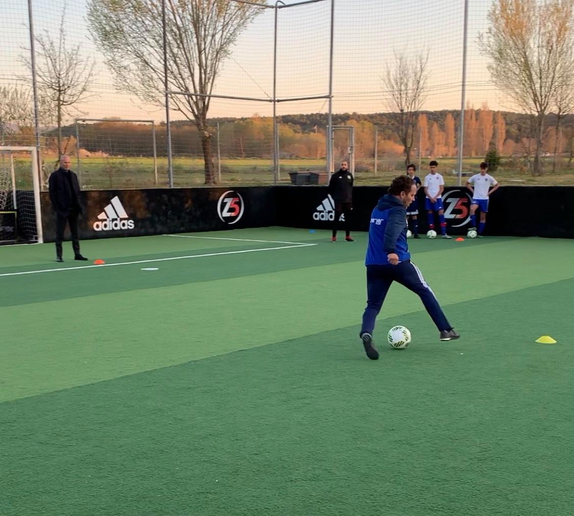 CoerverSpain's tweet photo. El técnico del Real Madrid, #ZinedineZidane, disfrutó de una exhibición personal del #MétodoCoerver en Francia a cargo de Patrick La Spina, Director de Coerver Francia, Bélgica y Luxemburgo. https://t.co/LL6XfuwSP8
