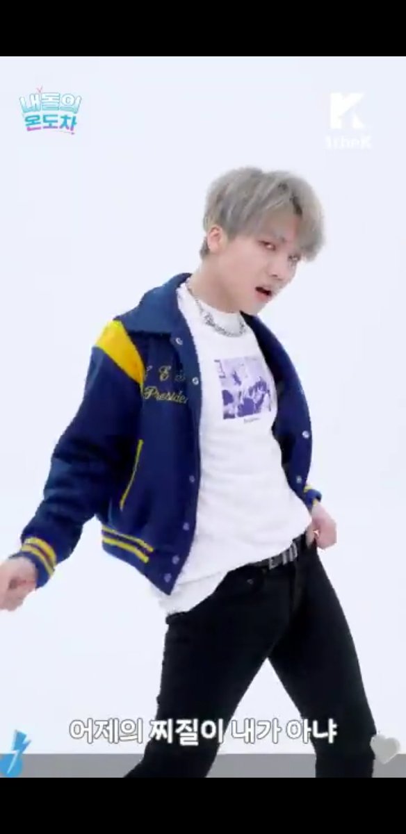 hdqty_'s tweet image. his outer 😚🤤🤤🤤🤤 #navygold #goldnavy ada rincian outfit tiap MV ga sih yg nginfoin details nya @PentagonINA