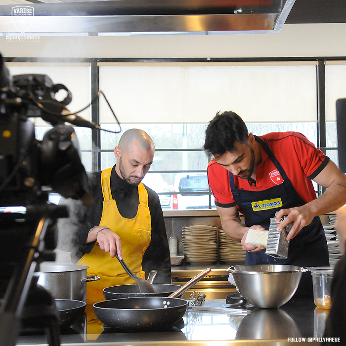 PallVarese's tweet photo. 👨🏻‍🍳🍝 Cosa bolle in pentola da #Tigros? 📲 Continuate a seguirci per scoprire il piatto preparato dal nostro Matteo #Tambone! #GOVARESE https://t.co/VQf1CEF6cy