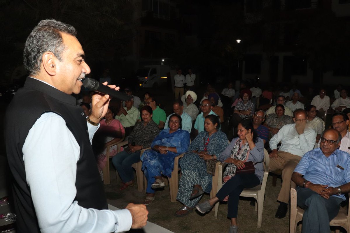 SanjayTandonBJP's tweet photo. #ChaiPeCharcha at Nirvana society, sector 49 was thoroughly enjoyable for me.
The people here were very aware of the good work done by the government. We discussed #SkillIndia and #MudraLoan schemes.
#DeshKeLiyeModi #ApniPartyApnaBanda https://t.co/UOVywJucxb