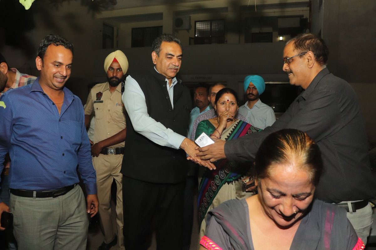 SanjayTandonBJP's tweet photo. #ChaiPeCharcha at Nirvana society, sector 49 was thoroughly enjoyable for me.
The people here were very aware of the good work done by the government. We discussed #SkillIndia and #MudraLoan schemes.
#DeshKeLiyeModi #ApniPartyApnaBanda https://t.co/UOVywJucxb