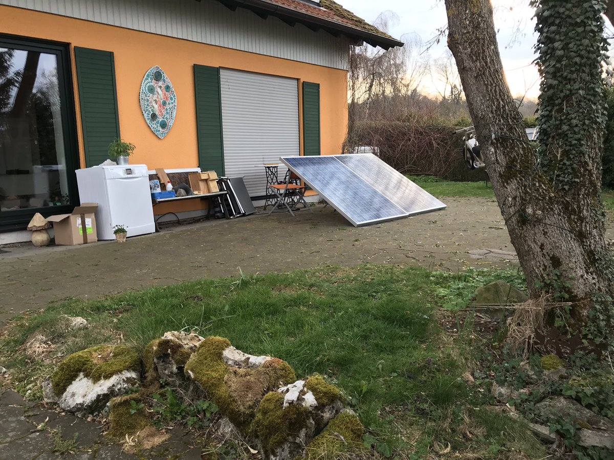 Scheumann_'s tweet image. Den Sommer begrüßen wir unserem neun Balkonkraftwerk.
Dank #PluginSolar gewinnen wir dem nächst bis zu 500 W direkt von der Sonne