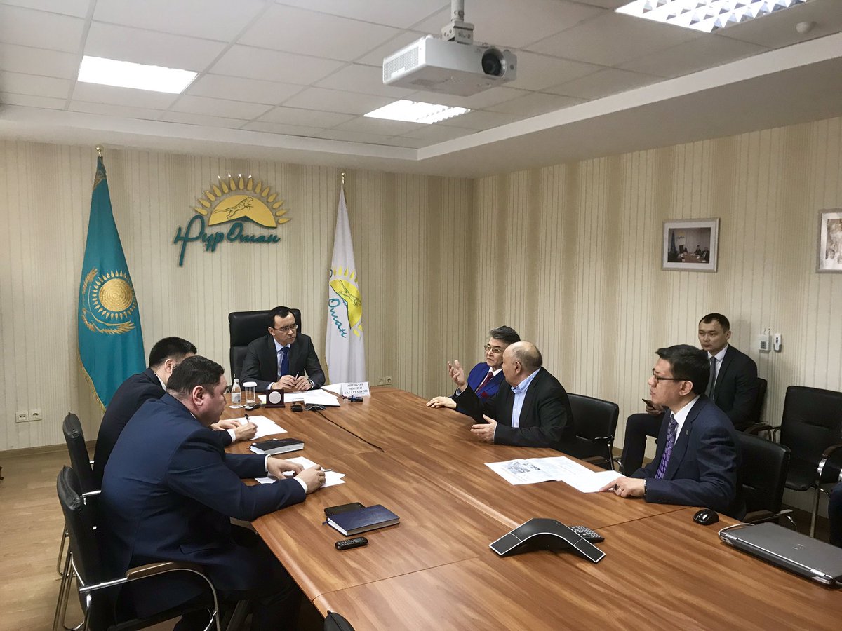 Istominkz's tweet photo. Первый зам. Председателя Nur Otan @Ashimbayev принял сегодня граждан в Республиканской общественной приемной. Вопросы разные. Помощь многодетным малообеспеченным семьям в рамках проектов «Халыққа көмек» и «Бақытты отбасы», содействие людям с ограниченными возможностями и другое. https://t.co/FetRmi7YdJ