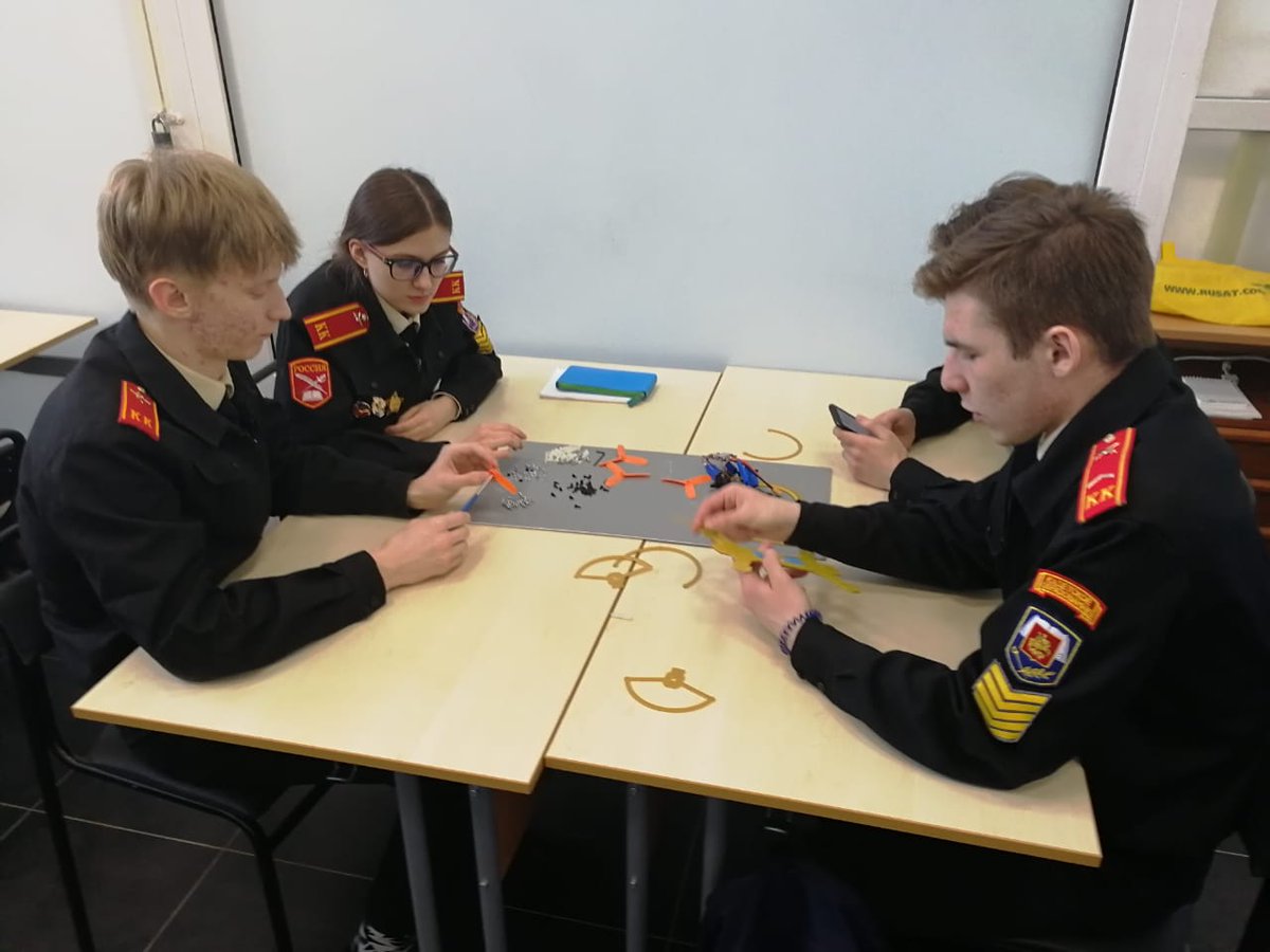 #sch7701582 (ШО879) . Продолжается подготовка #Кадет 11-к класса к сдаче предпрофессионального экзамена в МАИ. 03 апреля начато освоение сборки БПЛА.
