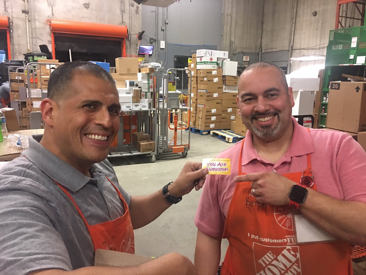 Alan08675633's tweet photo. 0908 Freight Team DH Keith Awarding Gino D25 an Awesome card for truly assisting in every Dept #humandynamo @fearon_frank @fernandoa1263 @laucinda @PintoLpinto83 @ValineAlejandra @D38_DS_0908 @Tino_Longobardi @MightyquinnH @LourdesPerry https://t.co/c23mZUguZh