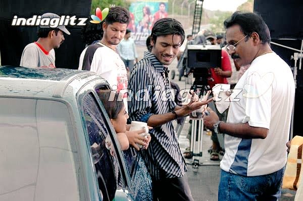 velailla_rajesh's tweet photo. April 4 !! The movie which had run 225 + days successfully.. @dhanushkraja
#11YEARS
#YAARADINEEMOHINI
Director- Mithran jawahar
Prod- #Dhanush''Sir Sister - Dr.K #Vimalageetha
🎶🎵 @thisisysr Musical ..
Written by @selvaraghavan https://t.co/vRNIQDRQ29