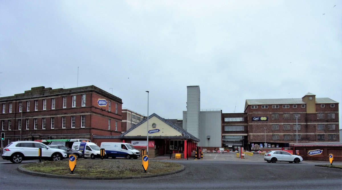 StanLeigh18's tweet photo. Read &amp; Visit #Carlisle #HistoryTour by 
@BillyHoworth
-features 49 locations including #Carrs #Biscuit #Factory - established in 1831, now @McVities. See the #CrackerPacker statue nearby at #Caldewgate 
@PictureCumbria @FeatureCumbria @cumbriaoldrural https://t.co/wA89HM92xv