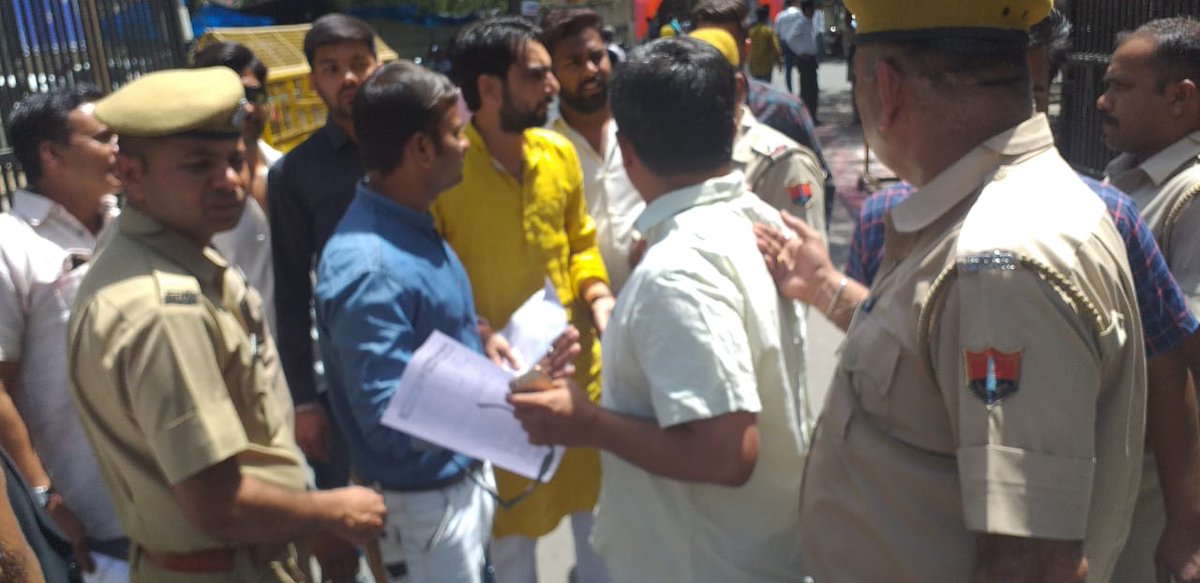 BJYMinRaj's tweet photo. युवाओं के हक के लिए युवा मोर्चा मैदान में
कांग्रेस सरकार द्वारा युवाओं के साथ बेरोजगारी भत्ता के नाम पर छलावा किया गया, झूठे वादों के विरोध में प्रदेशभर में भिन्न भिन्न स्थानों पर  प्रदर्शन कर जिला कलेक्टर को ज्ञापन दिया गया  व मुख्यमंत्री @ashokgehlot51 का पुतला दहन किया गयाl https://t.co/9KXlR2gLB9