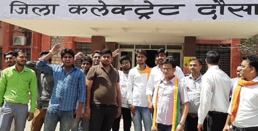 BJYMinRaj's tweet photo. युवाओं के हक के लिए युवा मोर्चा मैदान में
कांग्रेस सरकार द्वारा युवाओं के साथ बेरोजगारी भत्ता के नाम पर छलावा किया गया, झूठे वादों के विरोध में प्रदेशभर में भिन्न भिन्न स्थानों पर  प्रदर्शन कर जिला कलेक्टर को ज्ञापन दिया गया  व मुख्यमंत्री @ashokgehlot51 का पुतला दहन किया गयाl https://t.co/9KXlR2gLB9