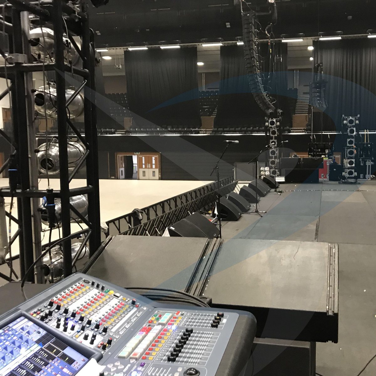 pohl_pos_net's tweet photo. Es ist Zeit für den Soundchec! Wir haben die Künstler für Ihre Bühne: David Guetta, Fanta4, Materia, Deichkind, Casper, Namika, Glasperlenspiel,... und viele weitere nationale und internationale Acts. Booking made by Pohlposition. #booking #konzert #stage https://t.co/9jui541CqK