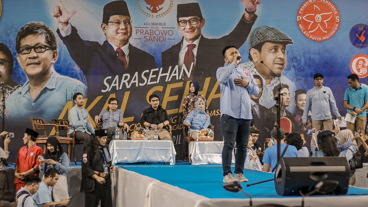 ishlahbio's tweet photo. Satu kebanggaan dan kehormatan buat saya bisa ada dipanggung ini bersama Ibu Nur Asia Uno, Bapak Adhyaksa Dault, Bung Rocky Gerung, dan Ustadz Bachtiar Nasir #IndonesiaNeedsPrabowo #TanpaKecuranganPrabowoMenang #13HariGantiPresiden https://t.co/jTpX3lMKa9