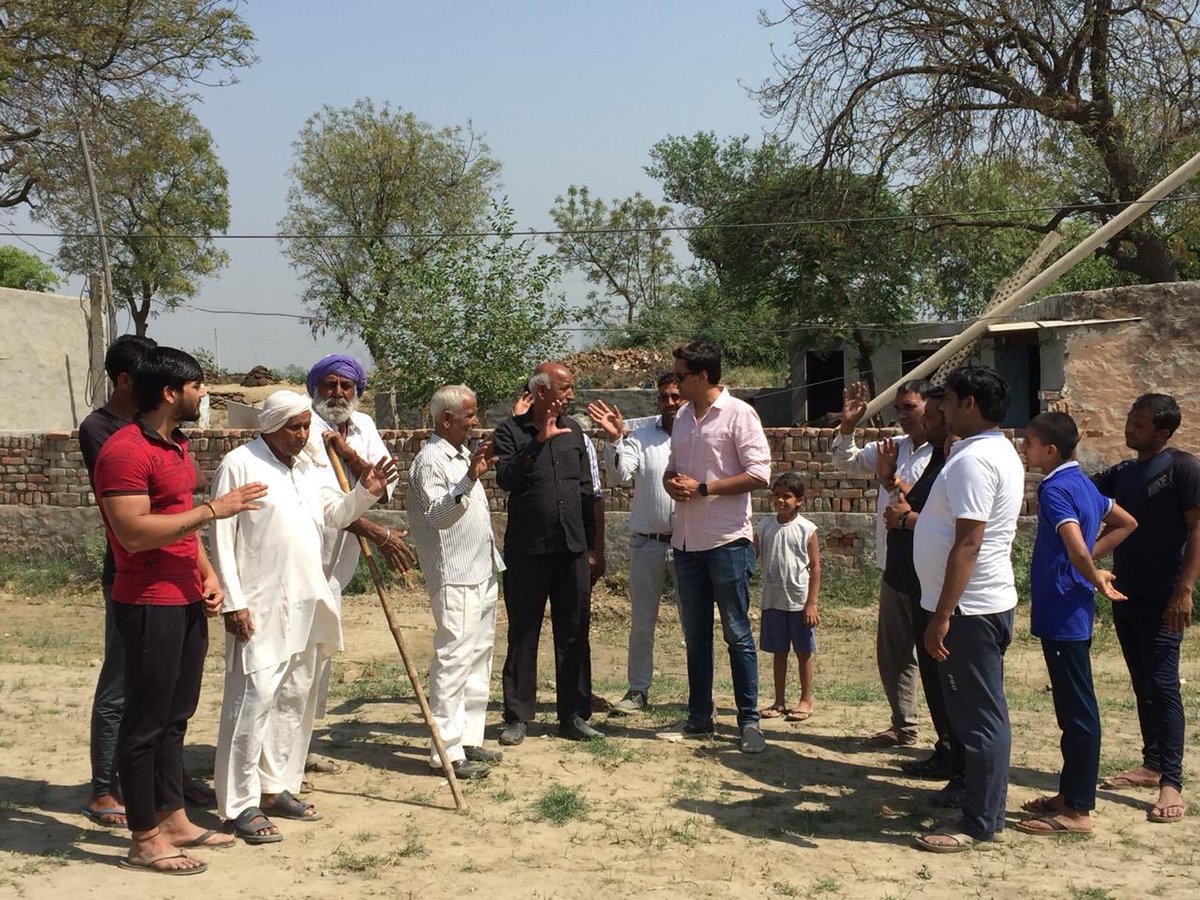 rjraunac's tweet photo. A distance of 8 Km separates village Dalelpur frm d mainland bt it takes45 mins for thm to cross d river in a boat ride tht is extremely risky.A village wid no infrastructure has boycotted elections ths time.Wil thy overturn ths decision?Tune @RedFMIndia to hear it all. #Noida https://t.co/gWeV26hZP4