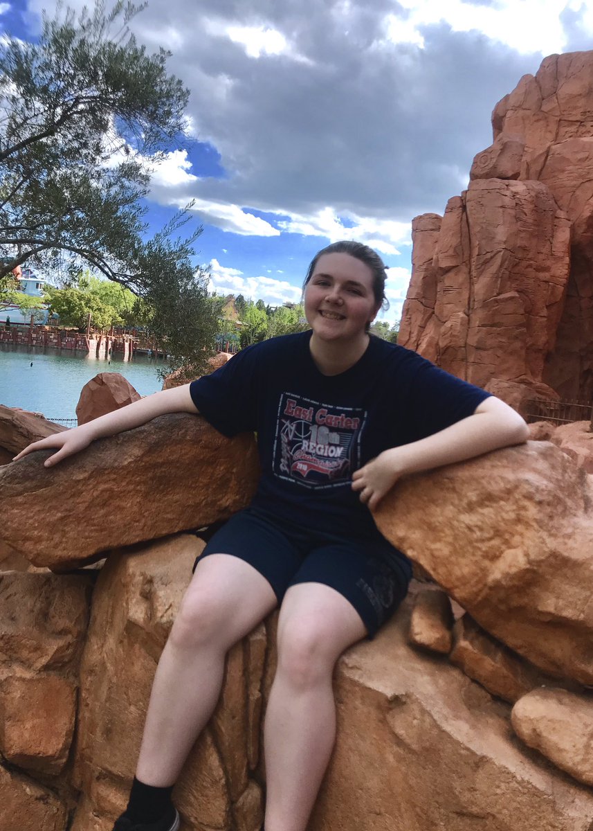 reesemcpuff's tweet photo. if i ever got stranded on a deserted island i could live for another 13 years just by feeding off of the pure mass of my own legs #THICKCLUB https://t.co/UCizVQKQiY