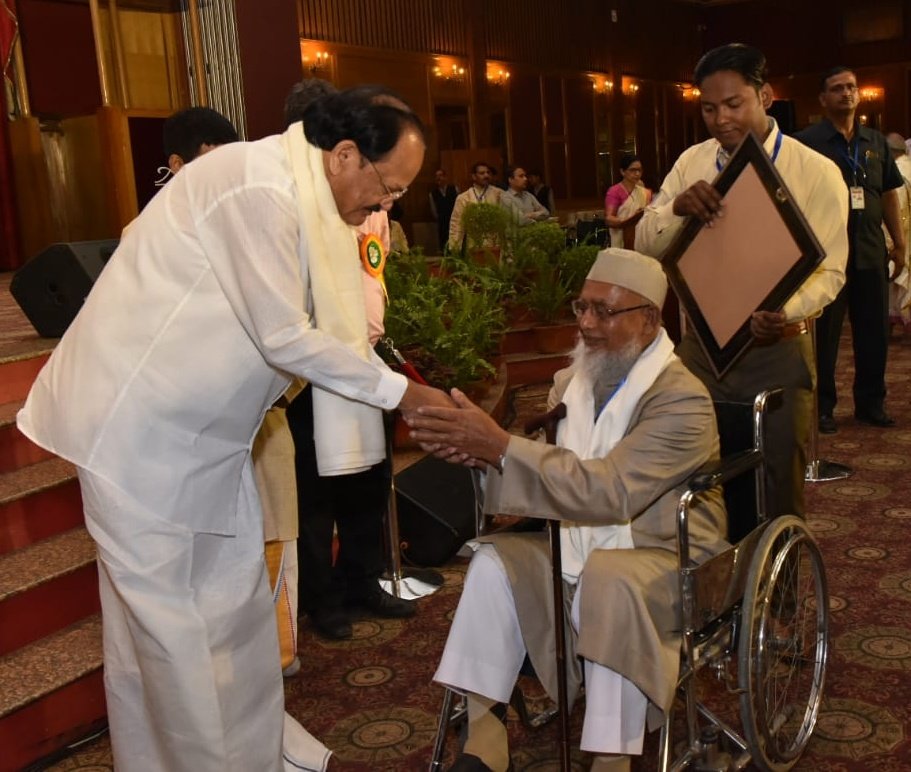VPIndia's tweet image. I am delighted to present Presidential Award of 'Certificate of Honour' and 'Maharshi Badrayan Vyas Samman' to around 100
eminent linguists and scholars in New Delhi today. #Award #ClassicalLanguages #CIIl