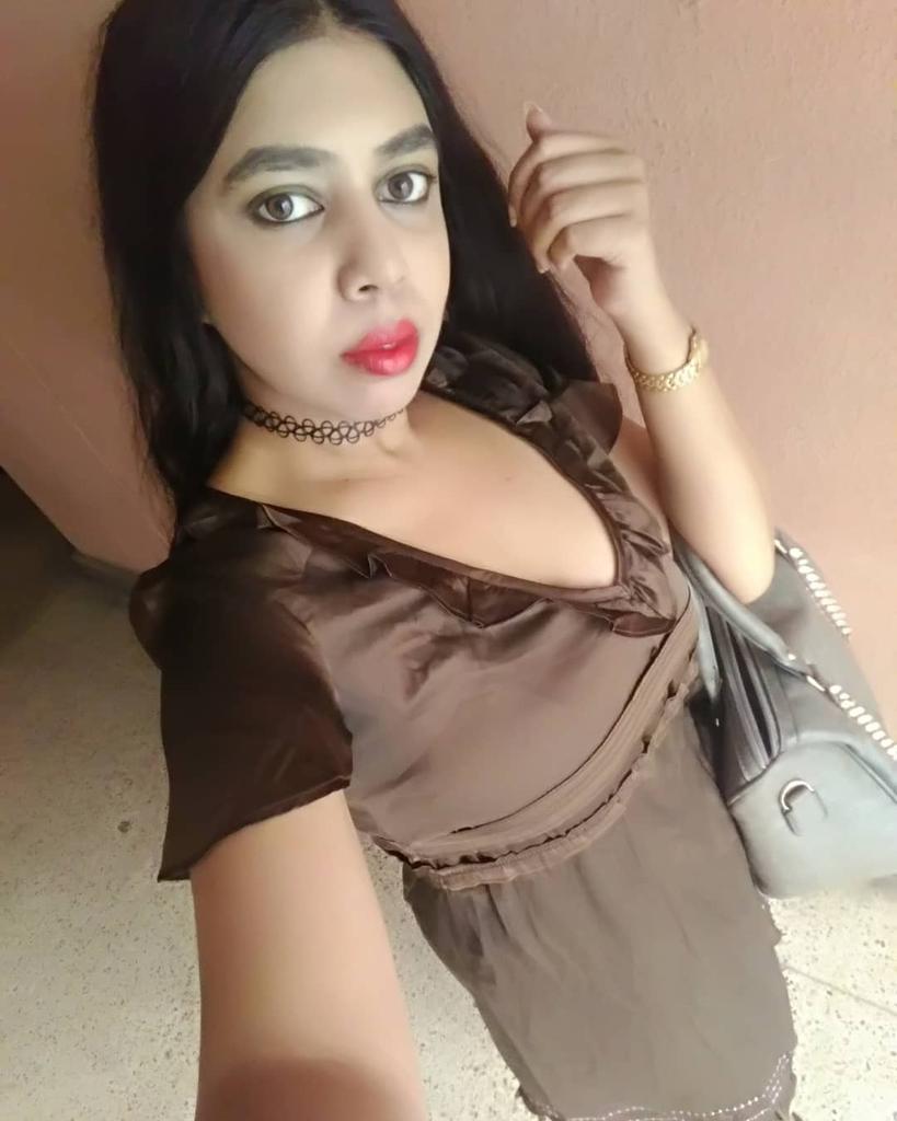 NiahSingh's tweet photo. I Am the noor, I Am the hoor
Bach ke jayega kahan?
Na lada na lada tu ankh na lada
Don't look at Me like that mahi..
Don't you look at Me like that boy  💓
U dono what u got urself into
So do you love chocolate brown now? 
#niahsingh #yuvarani #soniaspeaks #chocolatelover https://t.co/EnhmUnLrhv