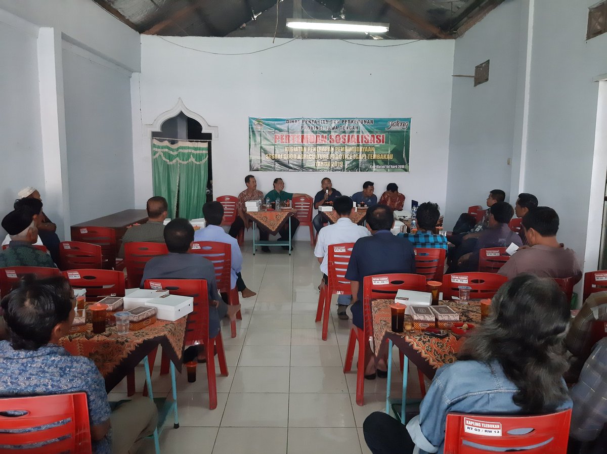 herlinastar's tweet photo. TKP dan PLP Klaten mendampingi Sosialisasi Keg Penerapan Pembudidayaan sesuai GAP Tembakau di kec. Manisrenggo. Maturnuwun perhatian dan support @DistanbunJateng @SBanendro @darpito membuat petani sll semangat dlm berbudidaya tembakau.
Cc: @fkp2indonesia @AfrikFebi @han_nugh https://t.co/XhvDcc9aen
