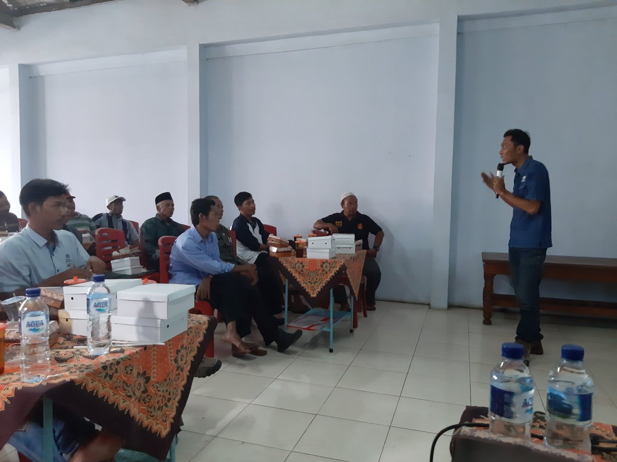 herlinastar's tweet photo. TKP dan PLP Klaten mendampingi Sosialisasi Keg Penerapan Pembudidayaan sesuai GAP Tembakau di kec. Manisrenggo. Maturnuwun perhatian dan support @DistanbunJateng @SBanendro @darpito membuat petani sll semangat dlm berbudidaya tembakau.
Cc: @fkp2indonesia @AfrikFebi @han_nugh https://t.co/XhvDcc9aen