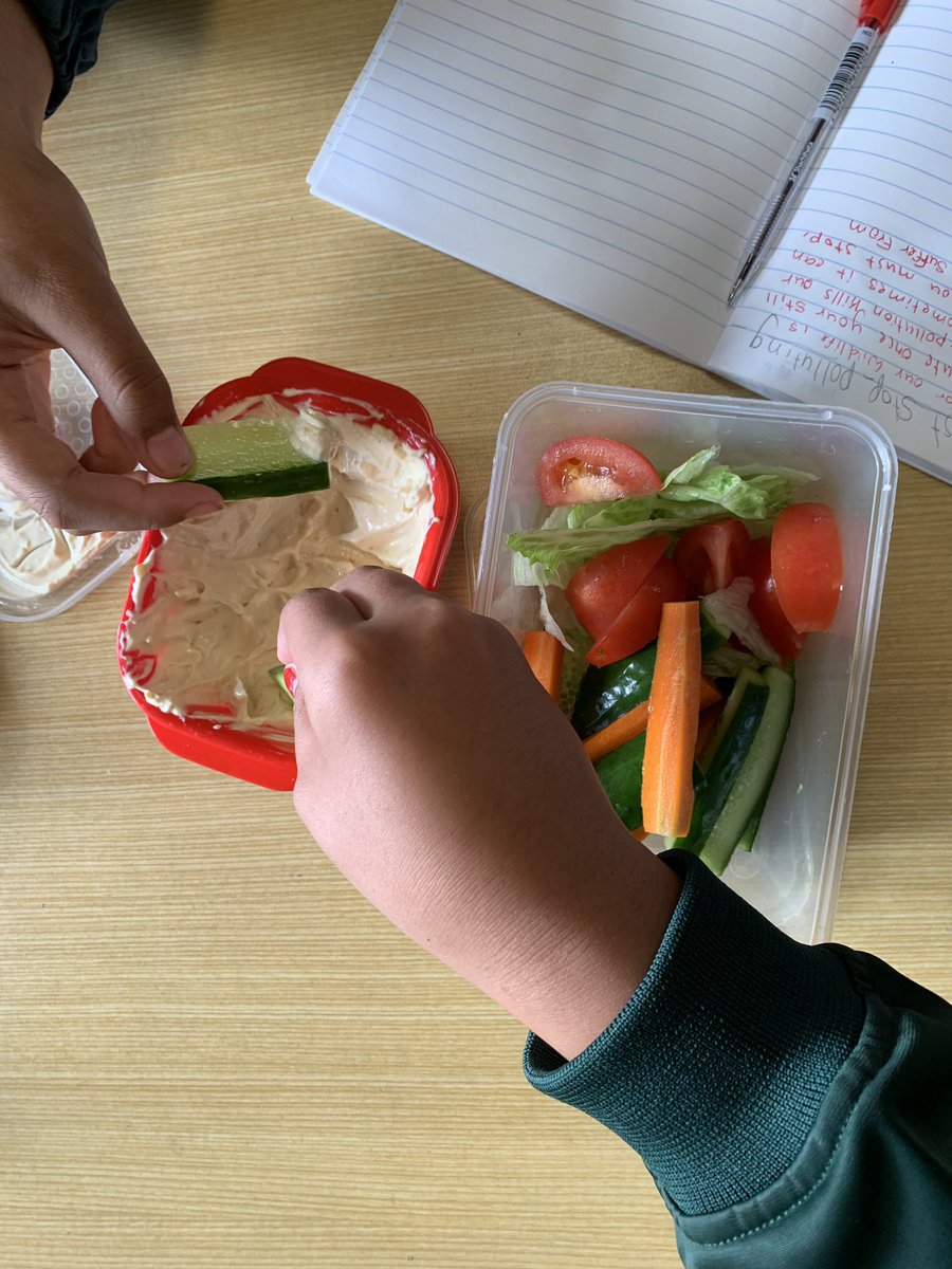 The Big Vegie Crunch in full swing in 5/6LP 🥬🥒🍅🥕 <a href="/IngleburnPs/">Ingleburn PS</a> @LeeksMiss @nhathaway5