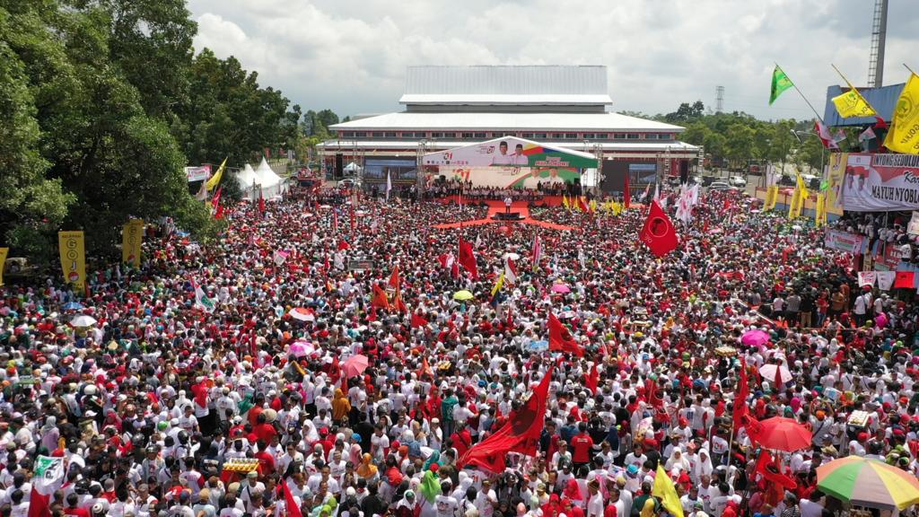 jokowi's tweet photo. Kepriwek kabare, Wong Banyumas? 

Senang dan bahagia bisa hadir di kota ini. Setelah bertemu warga, saya akan madang mendoan. https://t.co/22AQTLYRbO