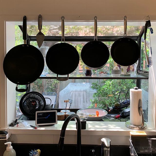 My kitchen isn’t amazing or anything but this arrangement of pots and pans makes it feel more productive. LOL
.
.
.
.
.
.
.
.
.
.
.
.
.
#potsandpans #cooking #kitchen #decoration #chefstools #beachkitchen #lagunabeach #socal #practicalandpretty #gaychef … ift.tt/2HZq8cD