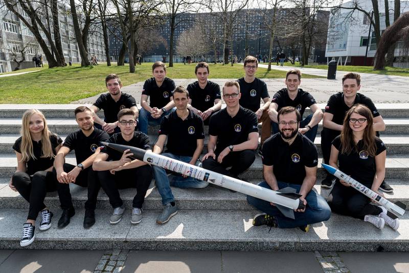 PWr_Wroclaw's tweet photo. W kole naukowym #PWrInSpace trwają prace nad rakietą napędzaną silnikiem hybrydowym. W czerwcu ma wystartować z kosmodromu Spaceport America i osiągnąć pułap jak najbliższy wyznaczonej wysokości – 10 tysięcy stóp, czyli ponad 3 tys. metrów
➡https://t.co/Li2x8VbMnz #Poliwrocket https://t.co/BXYT37gllG