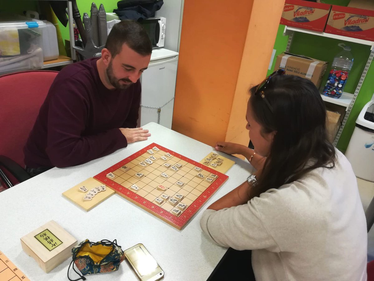 ShogiBarcelona's tweet photo. ☖☗ SHOGI DOJO BARCELONA

¿Tienes planes para esta tarde? ¡Ven a descubrir el Shogi en nuestro dojo! Te esperamos de 18-21h en el Espai Jove Garcilaso junto al metro Sagrera. 

#将棋 #shogi https://t.co/owSp0XnE70
