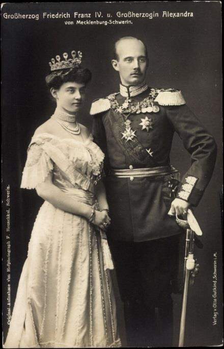 I love the stories behind a piece of jewellery: this was made by Faberge in 1904 and can be directly linked to the jeweller through a series of letters discussing its design. 

ow.ly/72AH50oPAmx