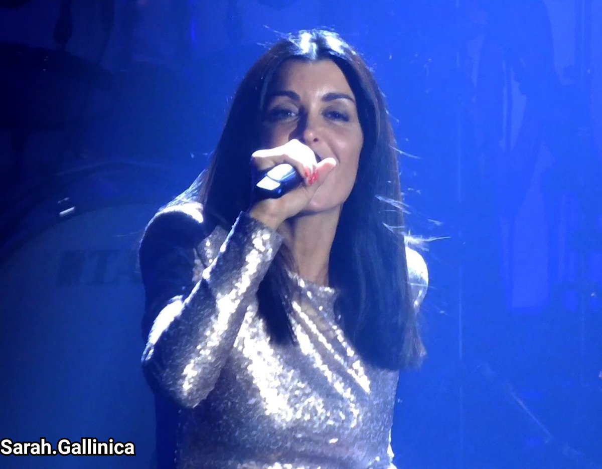 ptitesarah37's tweet photo. @jeniferofficiel #nouvellepage2tournées #ProcheEtIntime #jenifer #Concert https://t.co/DmE3uuCIhg