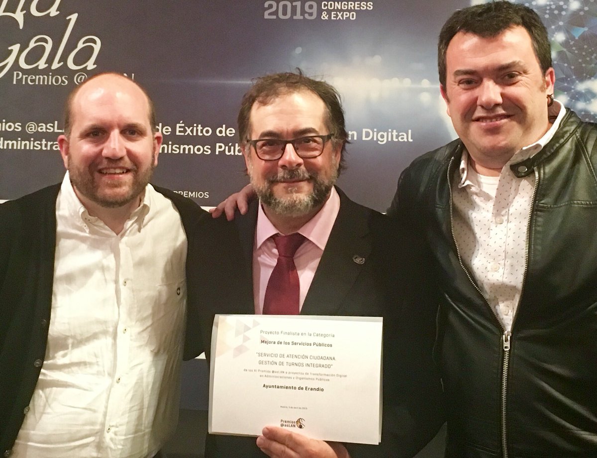 Josean_Rive's tweet photo. Premios @asLAN “Transformación digital de administraciones y organismos públicos”. No pudimos conseguir la copa pero este diploma nos sabe a gloria. AITOR ETA GUILLER: ESKERRIK ASKO EGIN/EGITEN/EGINGO DUZUEN LANAGATIK. ZUEK BAI TXAPELDUNAK!! @Erandiokoudala https://t.co/aE0c0bHY8N