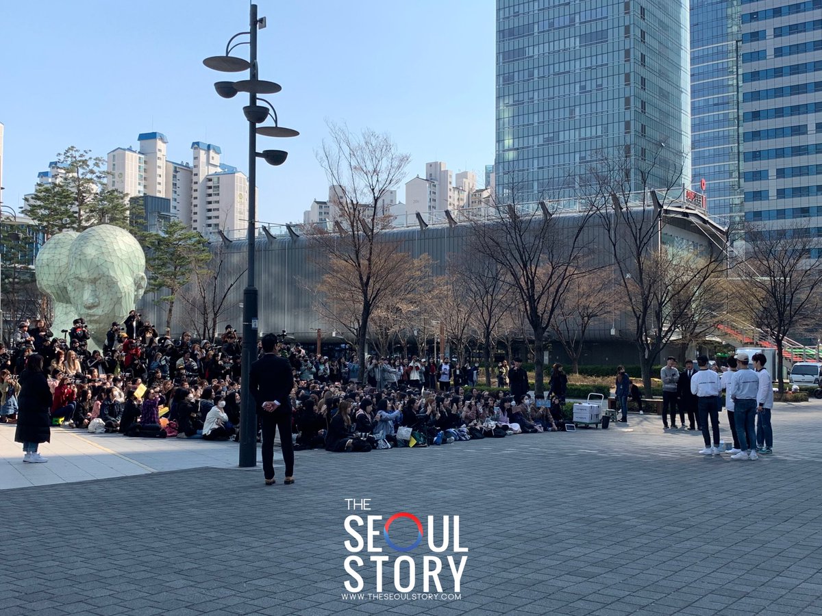 theseoulstory's tweet photo. [#TSSTRAVEL✈️] Wow TXT indeed has lots of fans 👍🏼 @TXT_bighit https://t.co/ZijYJVEHPZ