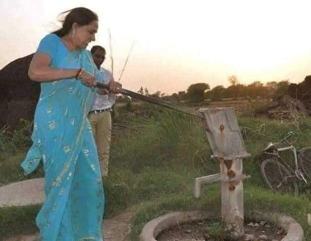 LambaAlka's tweet image. गाँव वालों के लिये Kent RO का पानी निकालतीं हुई BJP की सांसद- बसंती- 
चल धन्नो।