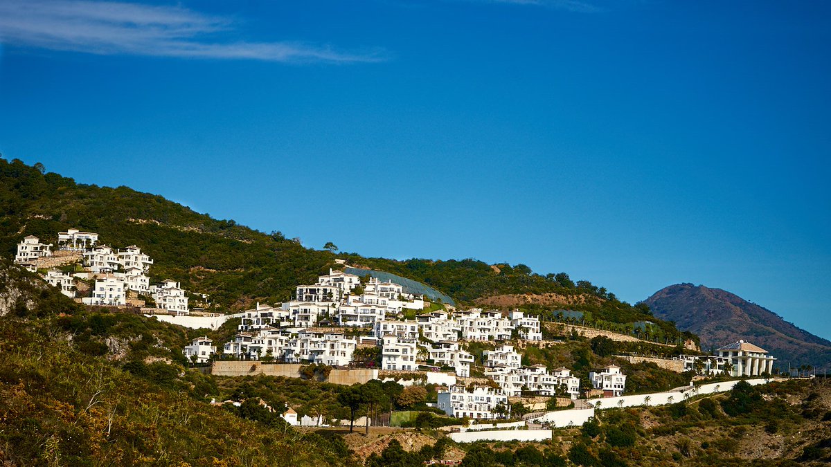 Another gem on the coast #Benahavishills #FelizJueves #Costadelsol #Costadelgolf #Marbella #Benahavis #HappyThursday #GoodLife #Outdoorphotography