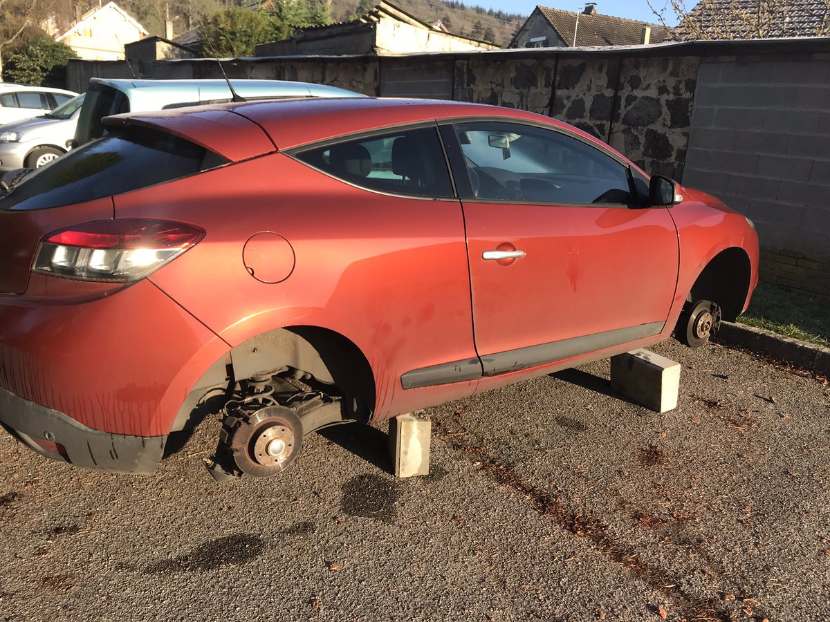 Baguette_Rekt's tweet photo. SAH QUEL PLAISIR DE BON MATIN DE RETROUVER SA VOITURE SUR CALE SAH https://t.co/DcPMTPQ5pv