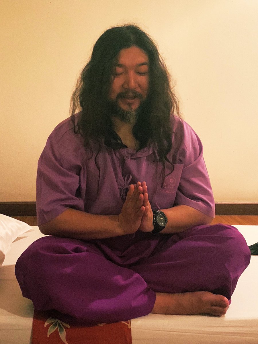 BOMBADATERU's tweet photo. タイと言えばロイヤルオーキッドカラー。紫が大好きな国。ええ、もう言われなくてもわかってますよ。誰に似てるかは。#タイマッサージ #尊師 https://t.co/cWddNJlpRe