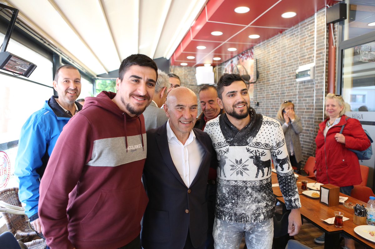 tuncsoyer's tweet photo. Kiraz’ın Dokuzlar Mahallesi’nin ardından en yüksek oyu aldığımız Karşıyaka Bostanlı sandık bölgesini ziyaret ettim. Burada 288 geçerli oyun 268’i, yani yüzde 93’ü bize verilmiş. Bu büyük güvene layık olmaya çalışacağım. Bostanlılı kardeşlerime sonsuz teşekkürler. #Aşklaİzmir https://t.co/uppj2XEpuD