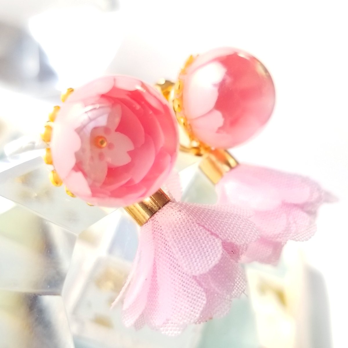 resin_bot's tweet photo. 淡いピンクの花びらを描き重ねたキャンディボール
満開のお花を身に着ければ、おでかけがより楽しめそうです

@Leaf_Blue_AOBA https://t.co/wPp3MDi2PI