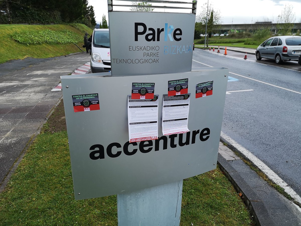 LAB_informatika's tweet photo. Ayer denunciamos la situación del convenio de Oficinas y despachos de Bizkaia frente a la patronal y lehendakari en la inauguración del nuevo edificio de Accenture dedicado a la cyberseguridad @labsindikatua #bulegoakborrokan https://t.co/lmjDgYRm4S