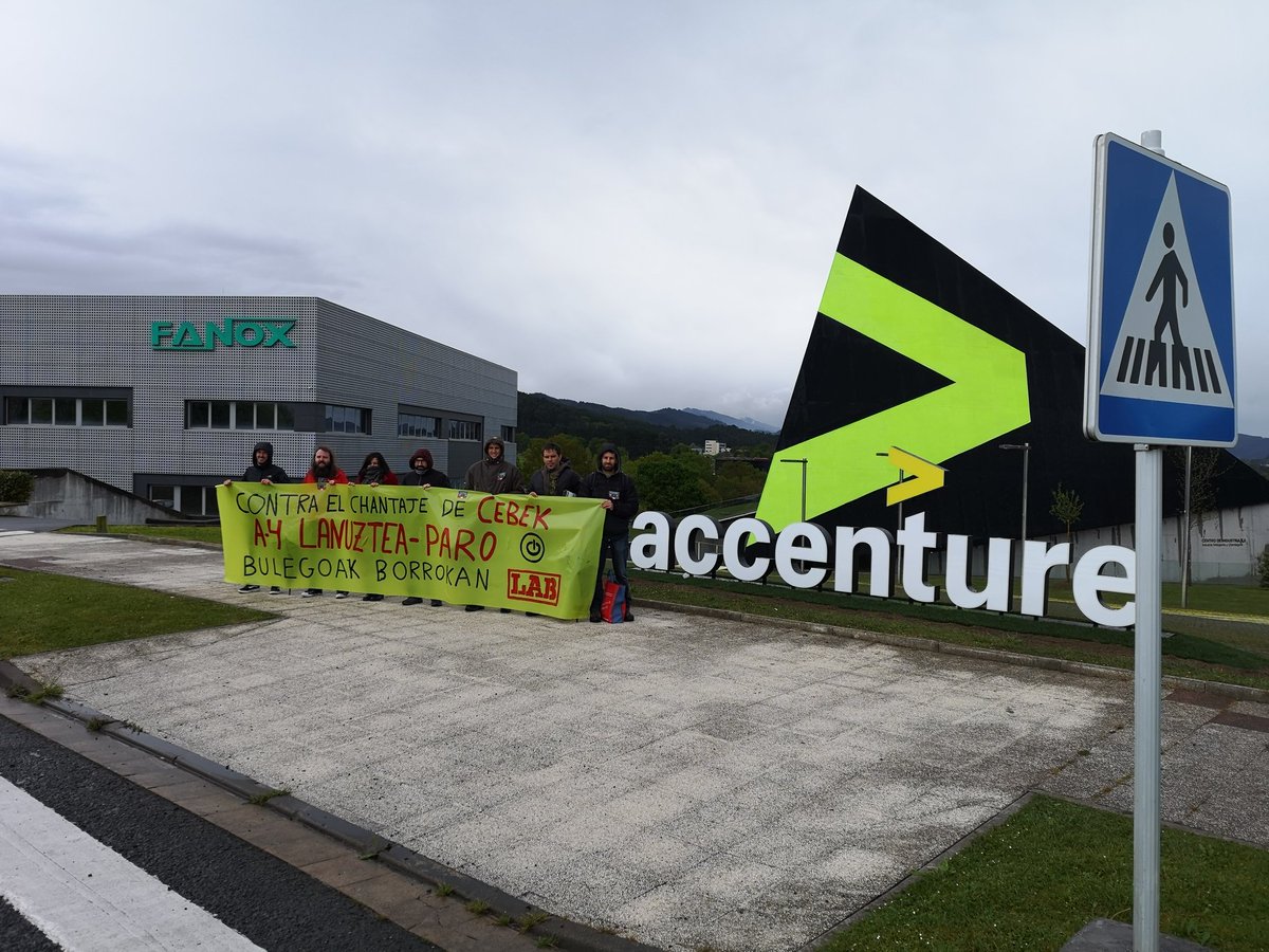 LAB_informatika's tweet photo. Ayer denunciamos la situación del convenio de Oficinas y despachos de Bizkaia frente a la patronal y lehendakari en la inauguración del nuevo edificio de Accenture dedicado a la cyberseguridad @labsindikatua #bulegoakborrokan https://t.co/lmjDgYRm4S