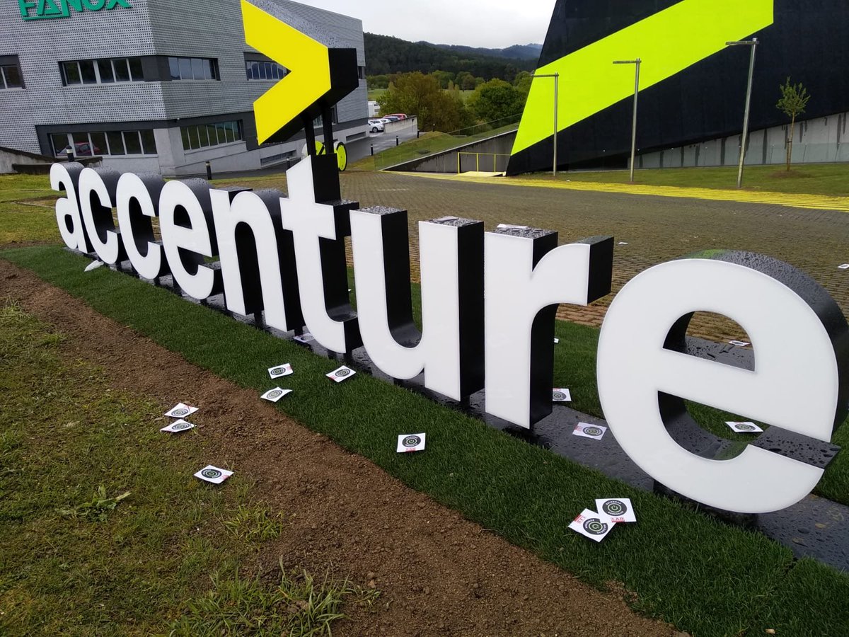 LAB_informatika's tweet photo. Ayer denunciamos la situación del convenio de Oficinas y despachos de Bizkaia frente a la patronal y lehendakari en la inauguración del nuevo edificio de Accenture dedicado a la cyberseguridad @labsindikatua #bulegoakborrokan https://t.co/lmjDgYRm4S