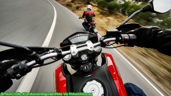 PoluxCriville's tweet photo. Un #Motero270 dejará la suficiente distancia de seguridad que permita evitar contratiempos… ¿Recuerdas el truco mental "1-1-0-1, 1-1-0-2"? #SeguridadEnMoto ⛑🏍 https://t.co/EtL01qn20b https://t.co/sL02mIUN1K