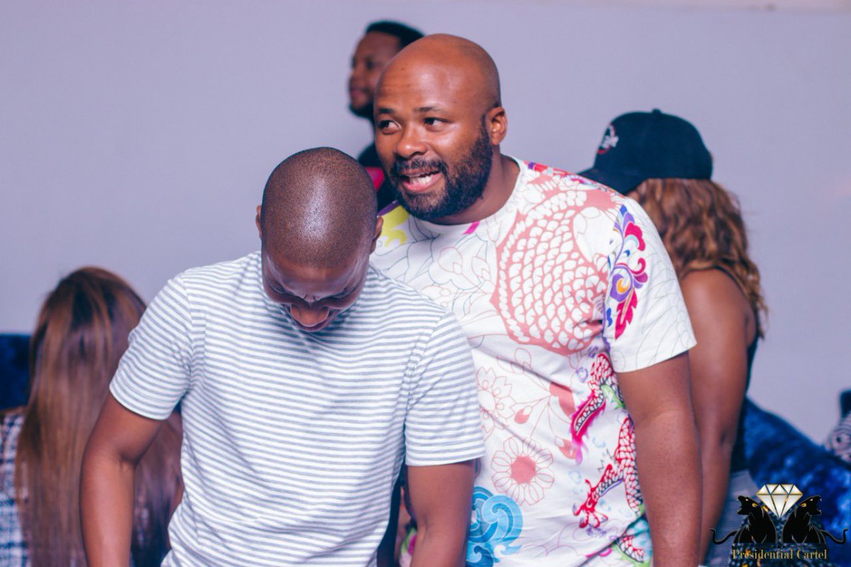 Nipho_M's tweet image. Me: yazi kush’ ukuthi s’yoshadha iz’scrap k’phela, bheka la.

@okayisez : ngithi ungalinge ushadhe imedi lase bumnandini. M’yenze intombi k’phela, hai umfazi.

📸: @supax_godesign 

#MojaCafe