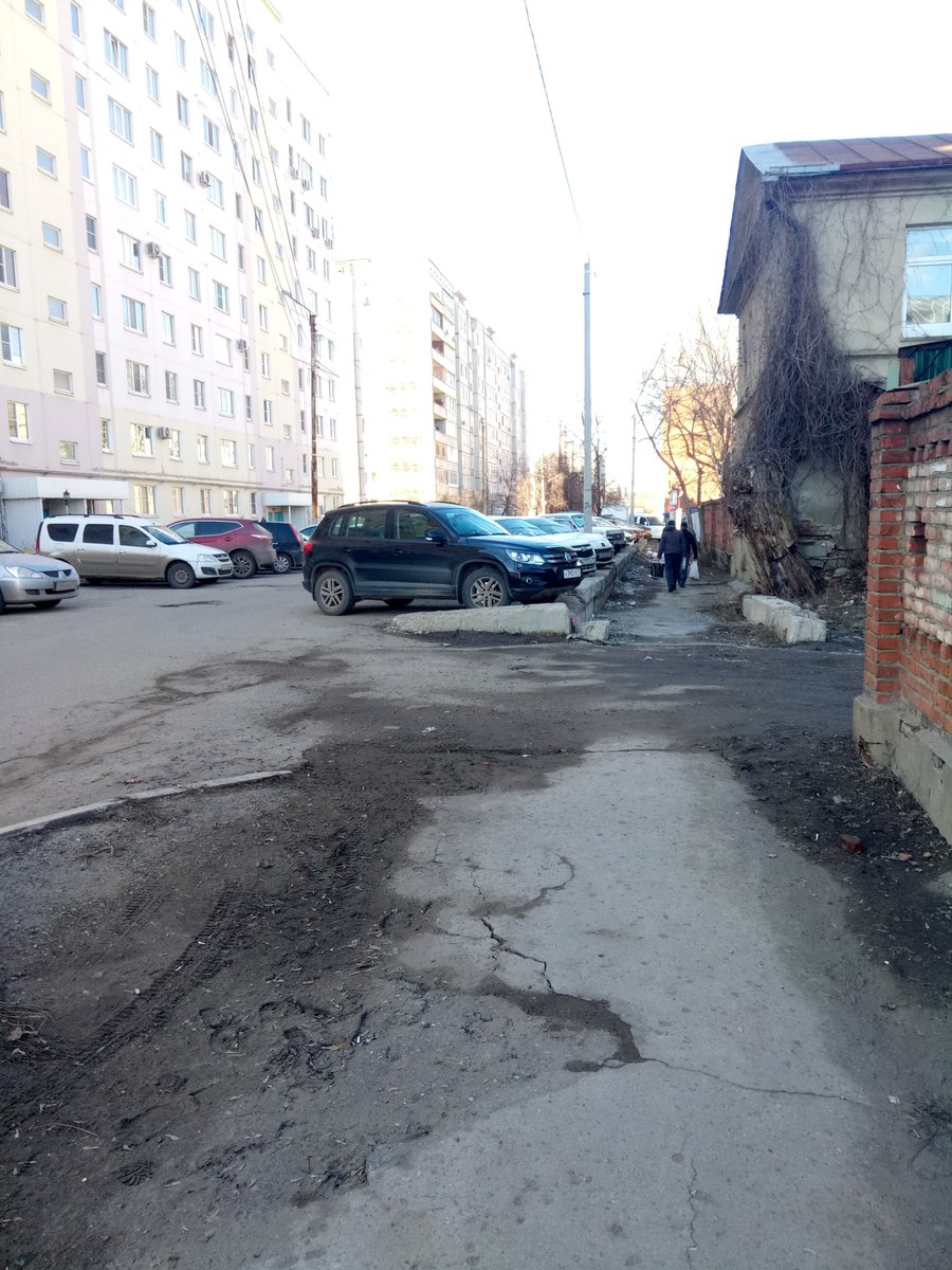 Вот так выглядит тротуар на ул. Бр. Жабровых в районе д.1а. Активисты ОНФ добиваются ремонта пешеходной дороги.