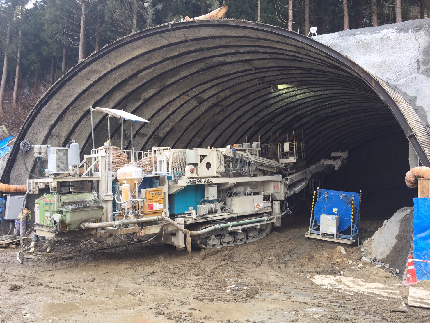国土交通省 福井河川国道事務所 中部縦貫道最長４９８３ｍのトンネル掘削 大野市西勝原 下山地区にかけて 中部縦貫道最長の４９８３ｍの荒島第２トンネルを 両側から掘削し始めています 貫通まで長い期間がかかりますが 工事の安全を第一に 着実