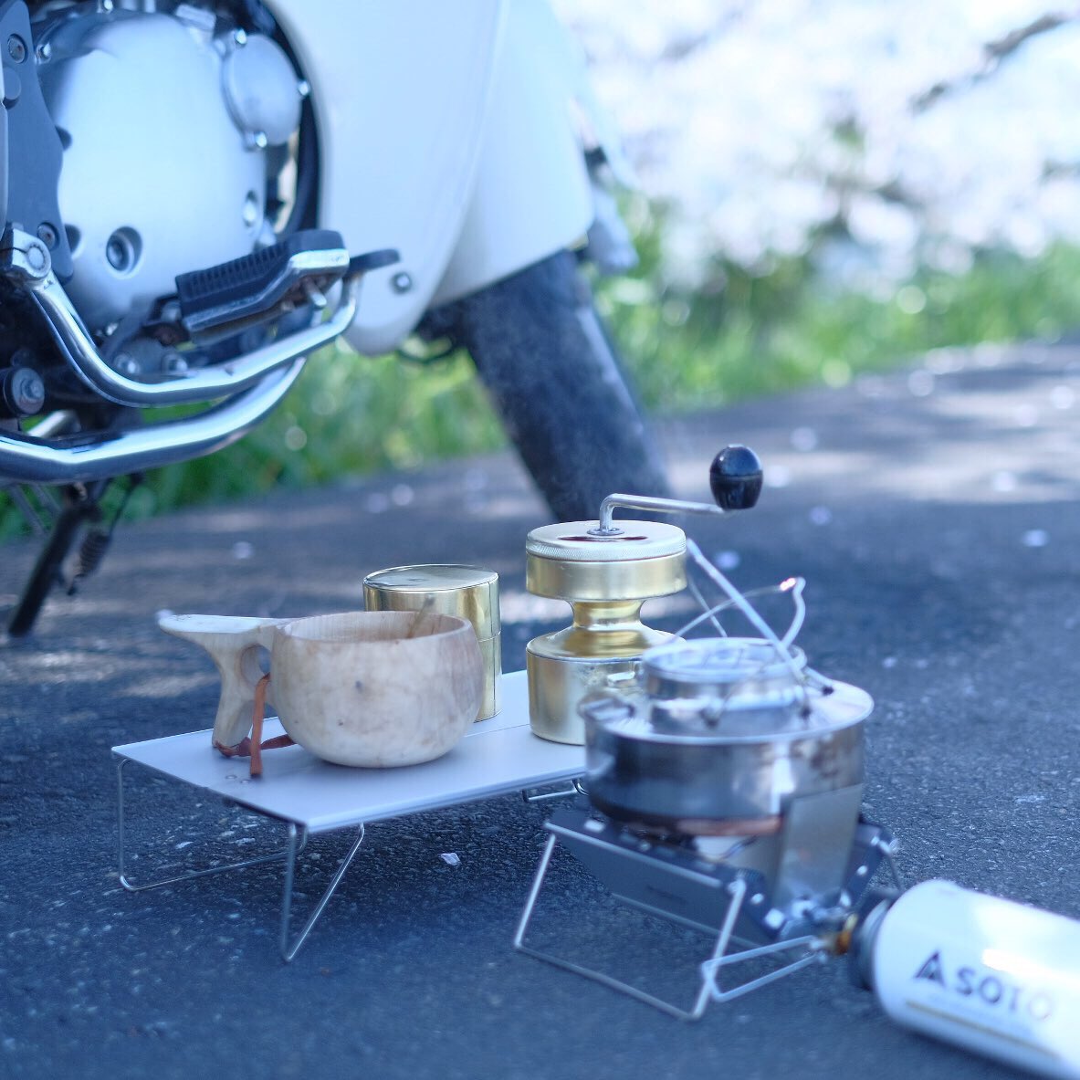「久々に暖かくなったので、バイクで多摩川をひたすら走ってコーヒーのんで帰ってきた。」|げみのイラスト