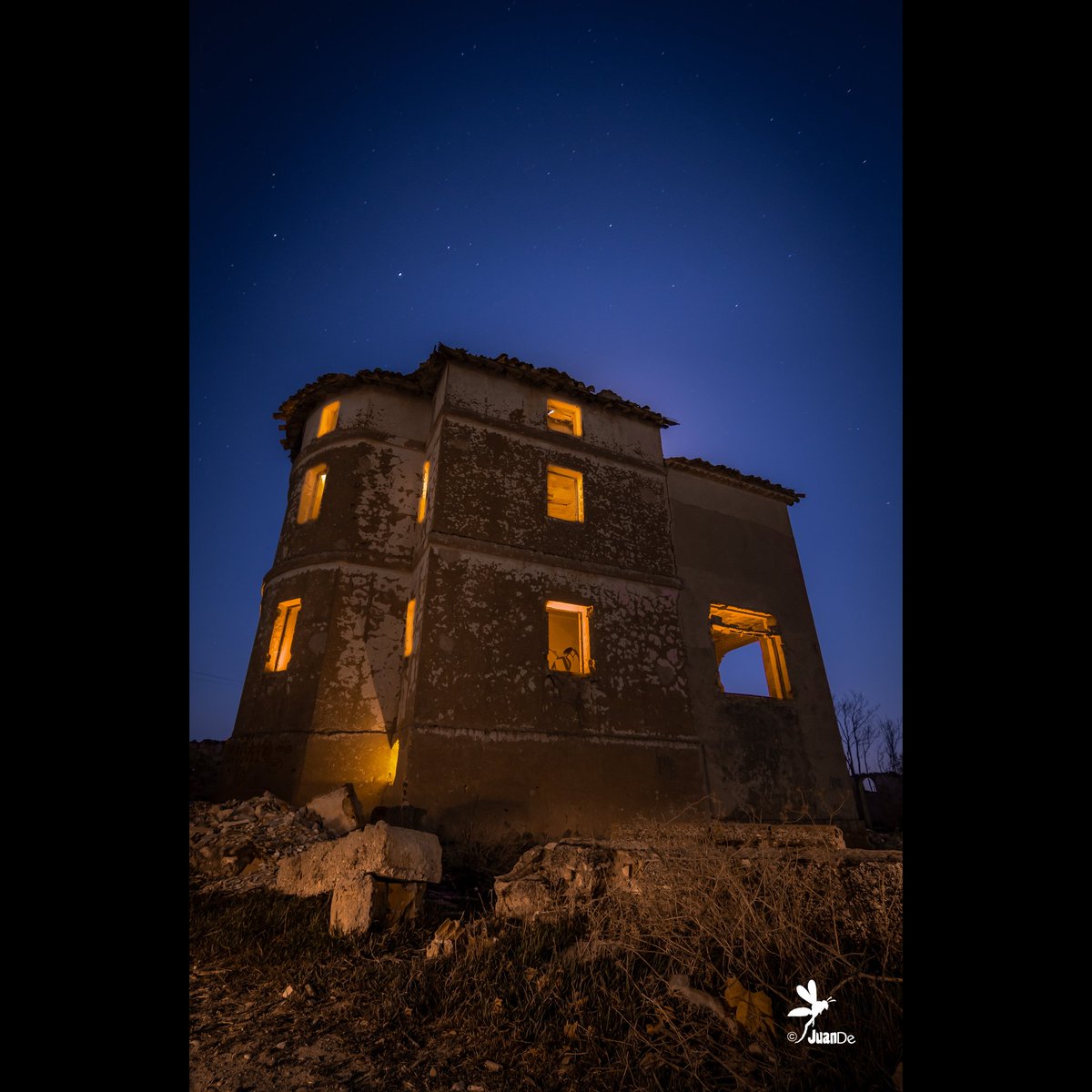 juanderr450's tweet photo. La casa de la curva. #nikon #nikod500 #nocturnas #night #juanderr #juande #amimanera #iluminando #lightpainting #lighthause #abandonado #abandonedplaces https://t.co/JMZ2VRNzod