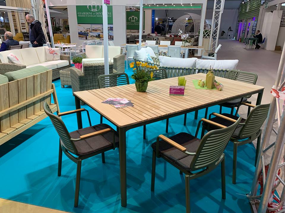 AmbientiPiu's tweet photo. Per questo #weekend non prendere impegni! Emozionati con le coloratissime collezioni di #arredo e accessori da #giardino in Fiera. 
Ti aspettiamo ad #EXTERNA, fiera in piazza Palio a #Lecce , dal 3 al 7 Aprile.🍀🍀🍀 https://t.co/FiDrJoP3tB
