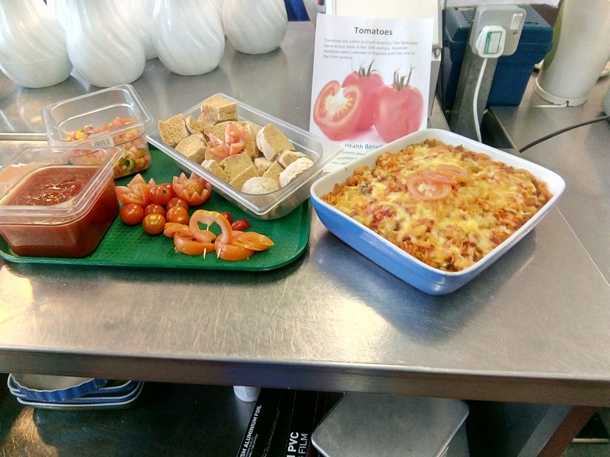maggie231069's tweet photo. @LoveCityserve Showing the kids different ways to eat 🍅. Italian tomato bread, salsa, tomato and chilli sauce and tomato and veg pasta. https://t.co/CVskWjlg0g