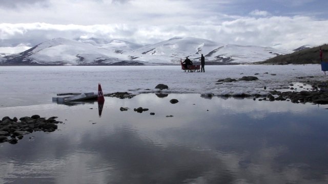 Ardahan'a bahar geldi, Çıldır Gölü üzerindeki buzlar çözülmeye başladı: vizyonardahan.com/haberler/yerel…